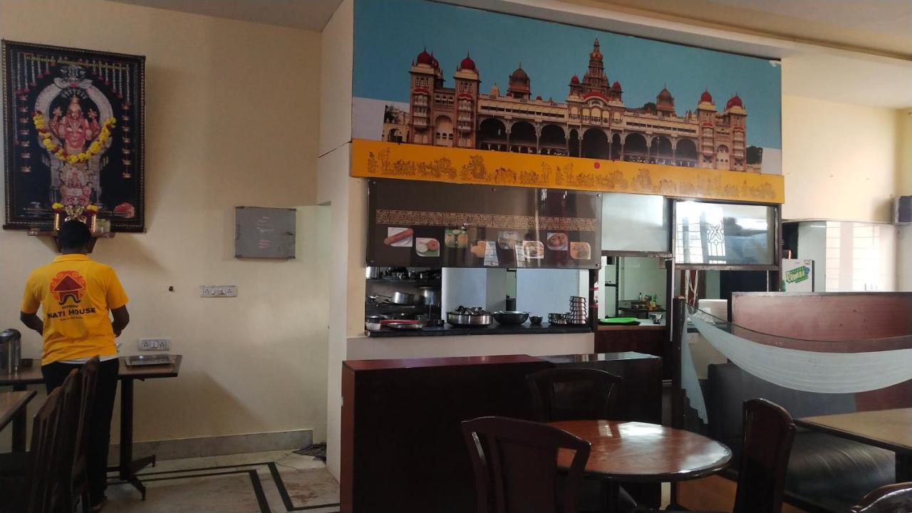 Hotel Vyshak International マイソール エクステリア 写真